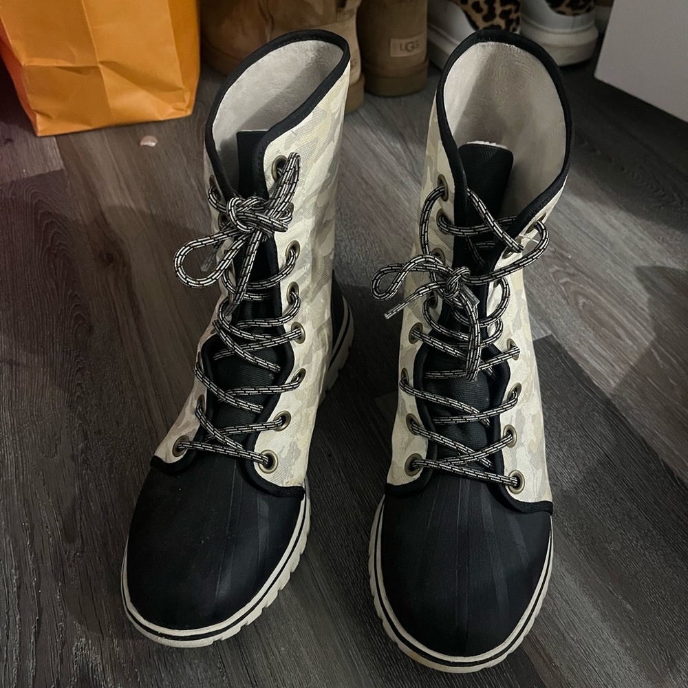 SOREL SIZE 8.5 WOMENS SNEAKER BOOT